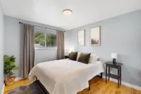 Close to downtown Oregon City, King Bed, Fire Pit, fireplace and a huge backyard Hotels in Oregon City