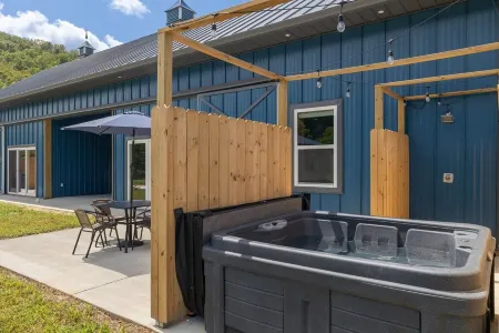 New Barndo/ATV Trailer Park/Outdoor Shower/HotTub Отели рядом с достопримечательностью «Daniel Boone Campground in Red River Gorge»