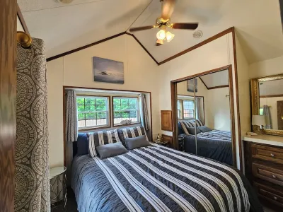 So much to enjoy at this 2-bedroom cottage in Charming Lakeside.