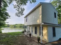 Private Riverfront Home with dock Ξενοδοχεία στην πόλη Cople