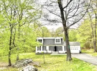 5 BDR Poconos Villa ~ Large Hot Tub ~ Game Room ~ Privacy Hotels in 