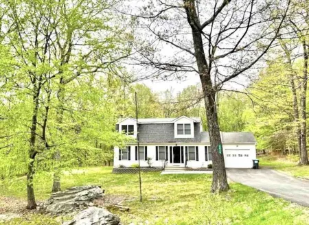 5 BDR Poconos Villa ~ Large Hot Tub ~ Game Room ~ Privacy