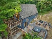 Views! Lux A-Frame w/ Private Hot Tub and Fire Pit. King Beds! - 4つ星
