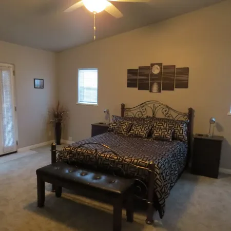 Large Home 3/3 plus Bonus Rm, 14' Pool & Jacuzzi, close to Downtown Joshua Tree