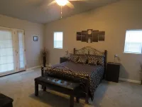 Large Home 3/3 plus Bonus Rm, 14' Pool & Jacuzzi, close to Downtown Joshua Tree