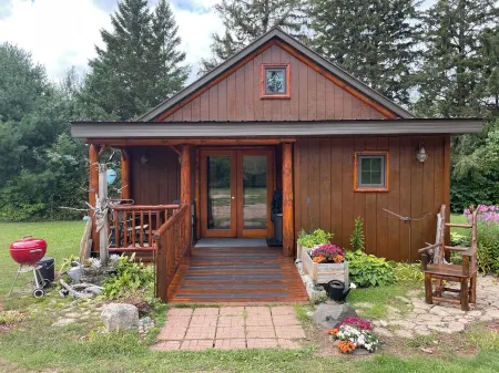 ✨🌌Peaceful riverside cabin in the UP near public beach, ❄️trails & the Porkies!🌲⛷️