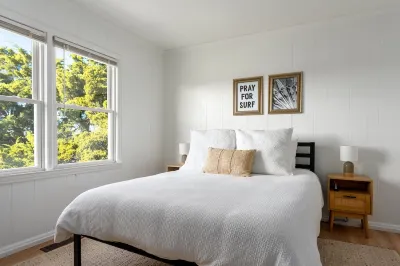 Coral House - Waterfront Beach Getaway, Stunning Sunsets, 9 min walk to beach! Hotels near Wrightsville Beach Marina