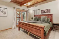 Moonridge cabin + treehouse + hot tub + pool table