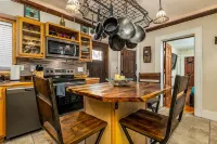 Elegant 2 BR With Stunning Kitchen Prime Location!