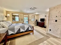 Luxe Log Cabin 3Bd/4ba - Torch Lake Views, Private Trails & Premier Golf Nearby Hotels in 