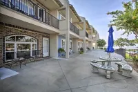 Relaxing Beach Condo with a Pool