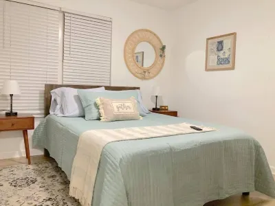 Renovated Townhome Close to Everything - 8 Guests Hotels near Red Top Mountain State Park