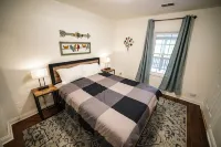 Farmhouse by the Lake with FAST Fiber Internet + Washer/Dryer! - Parvekkeita