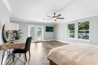 New Construction- Hot Tub - 1.3m to Beach, 2 KING Beds.