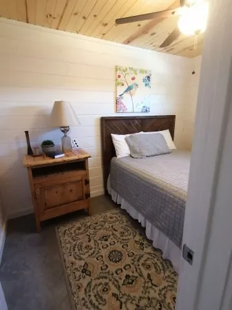 Knotty Squirrel Unit 4 Multibedroom Suite Отели в г. Маунтин-Вью