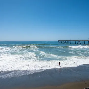 Beachfront House near SF w/ Parking (5)