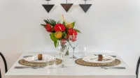 Tropical Garden Family Home & Penthouse - Sleeps 8 Walk to Beach, BBQ, Hot Tub