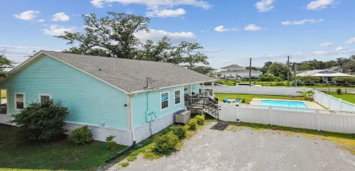 Oak trees, Heated Pool/Spa oasis & walk to beach! Drive to downtown 3 min!