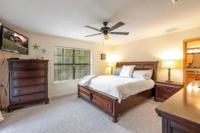 Camp Manatee - Riverfront Cabin, Stunning Views, Pet-Friendly, Hot tub + Kayaks!