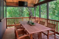 Modern A-Frame next to a creek, minutes to Bass Lake and close to Yosemite