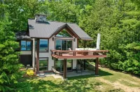 Beautiful Home w/ 2 fireplaces, Deck, and 75ft of Private Higgins Lake Frontage - Parvekkeita