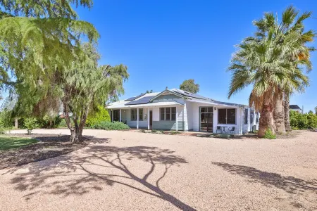 Perfect, quiet location, walking distance to Billabong, 8 Minute drive to town..