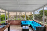 The Blue Fin Bungalow- Coastal Comfort & Beauty. 1 Block to the Beach -Sleeps 10