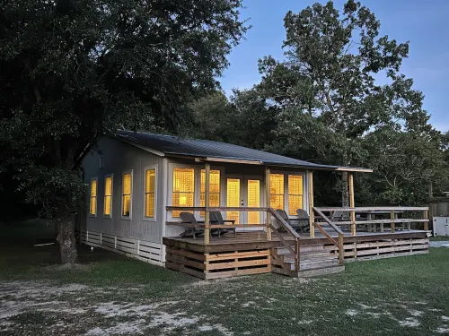 Cabin on French Quarter Creek with boat ramp and beautiful view