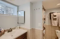 Relaxing Downtown Castle Rock guest suite. Nixon & Co. Salon & Boutique附近的飯店