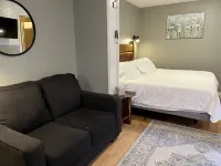 Cottage 1 block from Main St. on historic property.