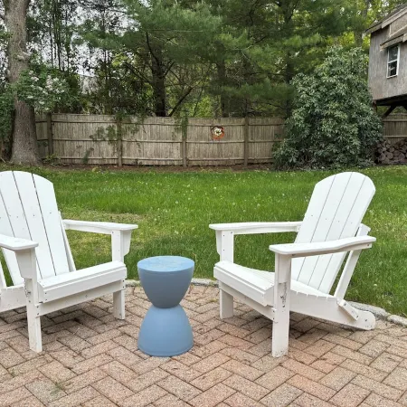 A cozy cape cod cottage w/ AC near local beaches! Pet friendly