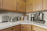 Modern 3 Bedroom Farmhouse of Dundee - Amazing Views, Fire Pit and Comfort