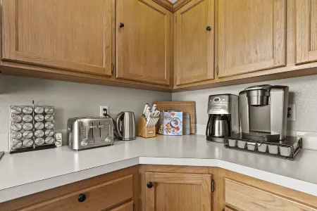 Modern 3 Bedroom Farmhouse of Dundee - Amazing Views, Fire Pit and Comfort