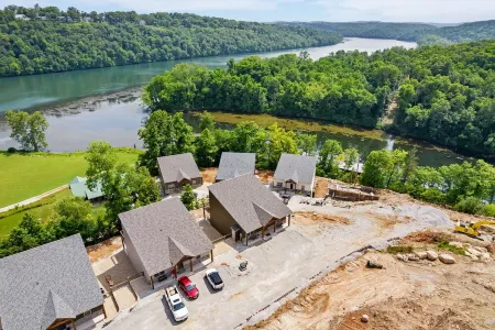 NEW PRIVATE HOT TUB! Pop's Fishing Cabin Lake Views & DISCOUNTS