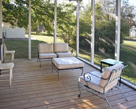 Cozy 1-bedroom house in historic Arrow Rock with WiFi, AC. Hotels in Saline County