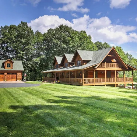 NEW! FOLEY'S LOG CABIN with Hot Tub