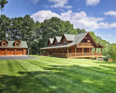 NEW! FOLEY'S LOG CABIN with Hot Tub Hotels in Shawangunk