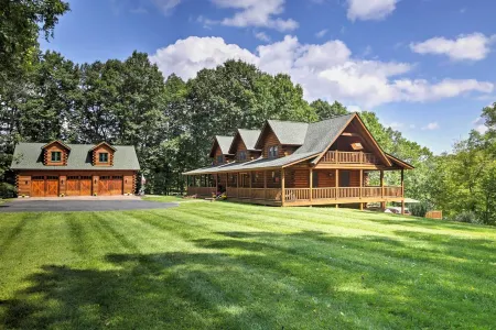 NEW! FOLEY'S LOG CABIN with Hot Tub