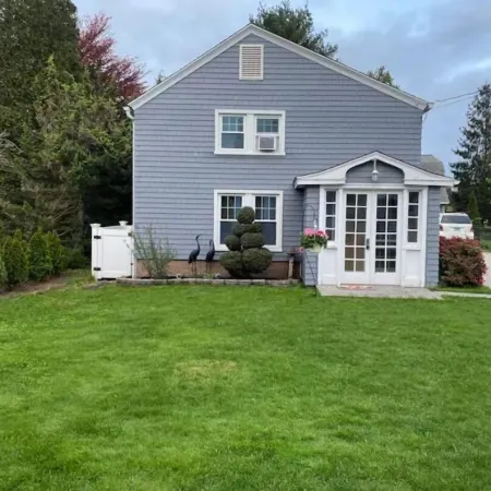 BEACH BUM CARRIAGE HOUSE with kayaks - steps to beach, park, marinas & brewery!