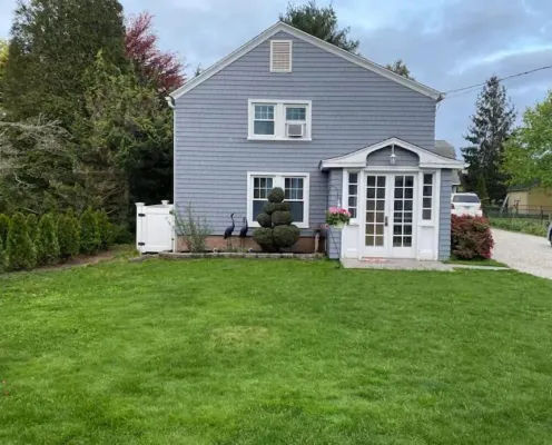 BEACH BUM CARRIAGE HOUSE with kayaks - steps to beach, park, marinas & brewery!