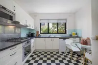 Walk to the Grand Prix Track. Light and Bright Ground Floor 2 Bedrm Apartment. Hotels in St Kilda