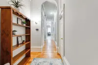 Charming 2-bedroom house with WiFi, AC, & Patio in the heart of Richmond! - 3 ดาว