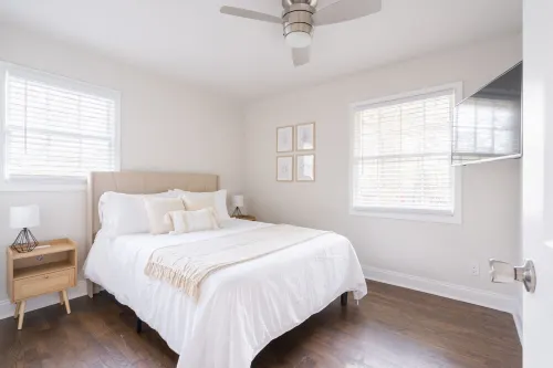 Downtown House with 75"4, Private Firepit, Sleeps 6!