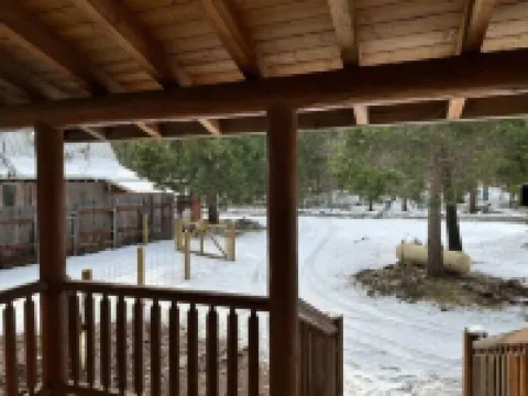 Cozy Log Cabin with private access to the Trinity River!