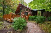 Charming 3-bedroom Log Cabin by the lake