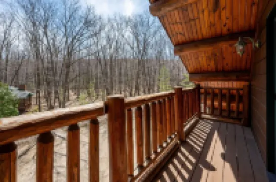 Charming 3-bedroom Log Cabin by the lake