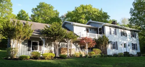 Spacious and comfortable, king bed and double futon sofa, kitchen, near 7 Oaks