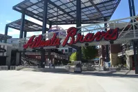 The perfect Getaway, free parking, 5 min walking to Truist park and Roxy