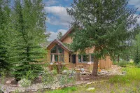 Near Slopes, Private Family Home, HotTub, Centrally located to all Ski Resorts!