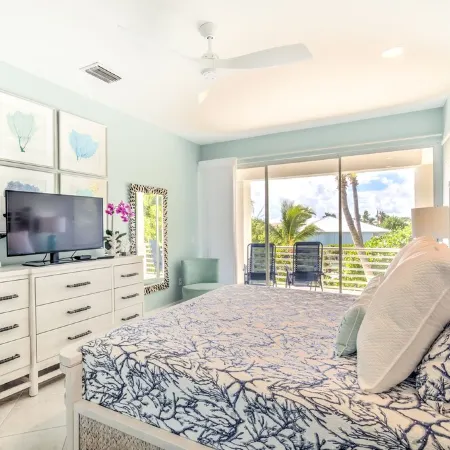 Island Luxury, Upscale, Walk to Sombrero Beach!
